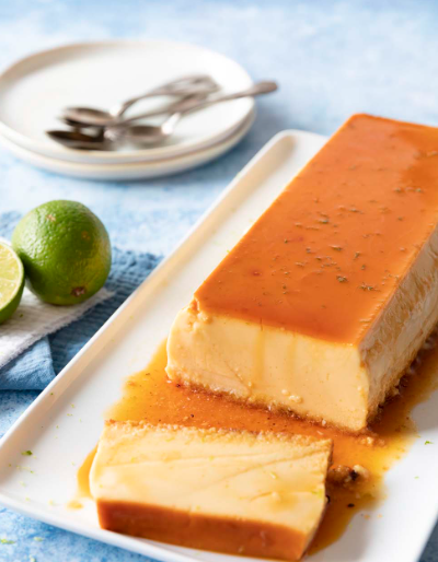 flan jaune à la noix de coco avec un coulis de caramel marron au dessus
